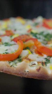 Sıcak, lezzetli, pepperonili pizza, yakından. Abur cubur. Pizza teslimatı. Lezzetli İtalyan yemeği yakın plan. İnsanlar yemek siparişi veriyor. Atıştırmalık bir şeyler. Domates Basili Pineapple Pieces. Yüksek kalite 4k görüntü