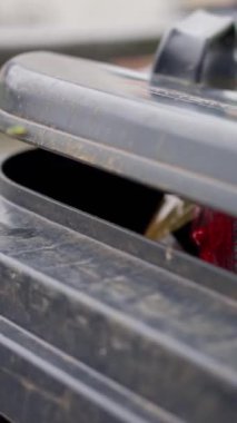 Çöp tenekesinin kapağına konmuş iki sinek, yaratıkları temizlediği kadar kentsel çürümeyi de temsil ediyor. Ağır çekim. Yüksek kalite 4k görüntü