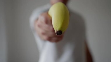 Bu, muzları akıllıca kullanan, yaratıcılığını ve eğlencesini gösteren bir silah jesti üzerine esprili ve neşeli bir yaklaşım. Yüksek kalite 4k görüntü