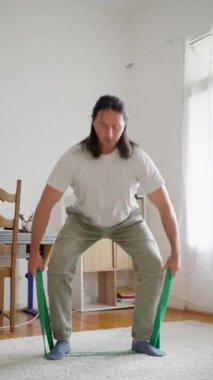 Güç, zindelik ve genel refahı arttırmak için tasarlanmış çeşitli direnç bandı egzersizleri keşfedin. Yüksek kalite 4k görüntü