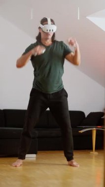 Sanal gerçeklik aktivitesine aktif olarak katılan bir kişi evdeki şaşırtıcı teknolojiyi gözler önüne seriyor.