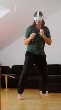 Bir insan, yenilikçi sanal gerçeklik teknolojisini kullanarak evinde oldukça dinamik bir çalışma yapıyor.