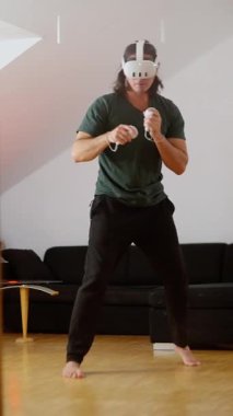 Bir insan, yenilikçi sanal gerçeklik teknolojisini kullanarak evinde yüksek dinamik bir çalışma yapıyor. Yüksek kalite 4k görüntü