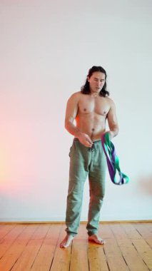 Etkili bir fitness ve dayanıklılık eğitimi alma amaçlı çeşitli direniş bandı egzersizleri sunan tonlu bir sporcu görülüyor. Yüksek kalite 4k görüntü