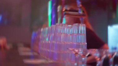 Çok güzel dizayn edilmiş ve şık bir bar sahnesi. Canlı ışıklandırmayla aydınlatılan gözlüklerin hoş karşılanmasını sağlıyor.