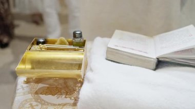 Ruhani ayinler ve törenler için dekoratif bir yüzey üzerinde bir kitap ve yağ şişelerinin yer aldığı zarif bir gösteri.