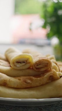 Lezzetli, iştah açıcı rulo krepler bir tabakta güzelce istiflenmiş, kahvaltı ya da tatlı olarak keyif almak için ideal. Yüksek kalite 4k görüntü