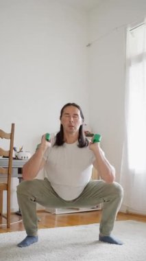 Sporcu, direnç bantlarını kullanarak güçlerini arttırmak ve hareket kabiliyetini etkili bir şekilde artırmak için egzersiz yapıyor. Yüksek kalite 4k görüntü