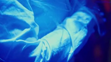 Heyecanlı ve canlı bir gece hayatı etkinliğinde renkli ışıklarla aydınlatılan enerjik ve enerjik dansçılar. Yüksek kalite 4k görüntü