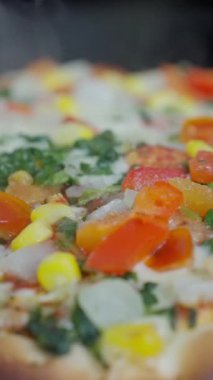 Sebzeli pizza bol bol taze malzemelerle kaplı, pişirmeye hazır. Ağır çekim. Dikey video. Yüksek kalite 4k görüntü