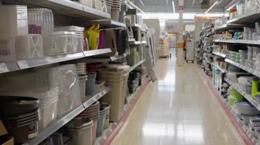 Herhangi bir ev için organizasyon çözümleri sağlayan çeşitli depolama konteynırlarıyla dolu bir koridor keşfedin.