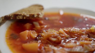 Ukrayna ulusal yemeği, Borscht. Lezzetli ve sıcak bir porsiyon sağlıklı sebze çorbası yanında çıtır çıtır taze ekmek de getiriyor.