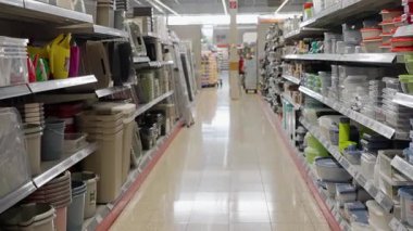 Herhangi bir ev için organizasyon çözümleri sağlayan çeşitli konteynırlarla dolu bir koridor keşfedin. Yüksek kalite 4k görüntü