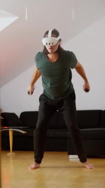 Sanal gerçeklik aktivitesine aktif olarak katılan bir kişi evdeki şaşırtıcı teknolojiyi gözler önüne seriyor.