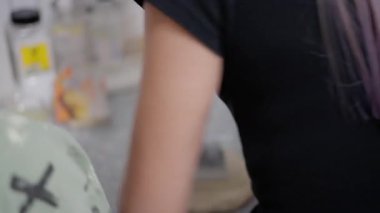 Bir insan rahat mutfağında ustalıkla hamur yoğuruyor, güzel pişirme ve pişirme sanatını sergiliyor.