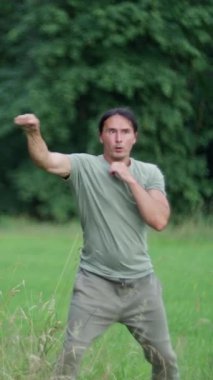 Yetenekli bir dövüş sanatçısının dinamik aksiyon sahnelerini çekin. Resimli ve doğal bir ortamda yoğun bir eğitim alın.