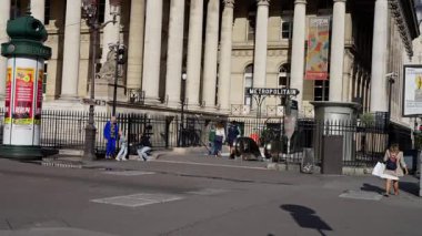 Fransa Paris 11. 04 numara. 2024. Canlı ve canlı bir şehir manzarası yayaların ve çeşitli mimarilerin bulunduğu hareketli bir metro istasyonu yakınında.