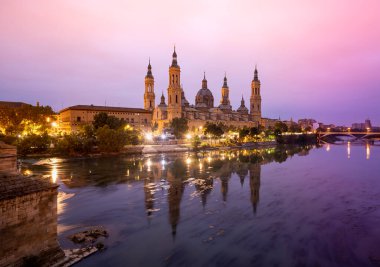 Güneş doğarken Zaragoza 'daki El Pilar Bazilikası' nın bulunduğu manzara Ebro nehrine yansıdı.