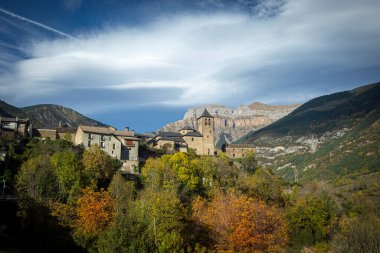 Arka planda Orla Kilisesi 'nin ve Ordesa y Monte Perdido Ulusal Parkı' nın dağlarının yer aldığı manzara.