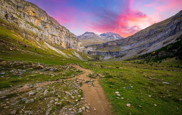 İspanya, Aragon 'daki Ordesa y Monte Perdido Ulusal Parkı' ndaki Soaso Sirki 'nin muhteşem gündoğumu manzarası.