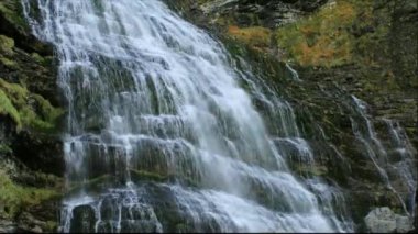 İspanya, Aragon, Huesca 'daki Ordesa y Monte Perdido Ulusal Parkı' ndaki Cola de Caballo şelalesinin muhteşem manzarası.