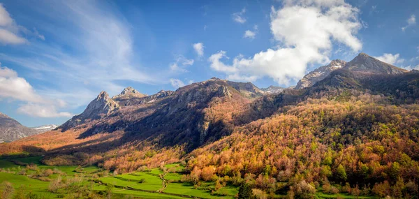 İspanya 'nın Asturias kentindeki Somiedo Doğal Parkı' ndaki Valle del Lago dağlarının sonbahar manzarası.