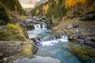 Pireneler, Huesca, İspanya 'daki Ordesa y Monte Perdido Ulusal Parkı' ndaki Arazas nehrinde güzel bir şelale.