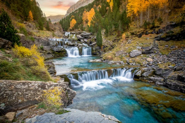 Pireneler, Huesca, İspanya 'daki Ordesa y Monte Perdido Ulusal Parkı' ndaki Arazas nehrinde güzel bir şelale.
