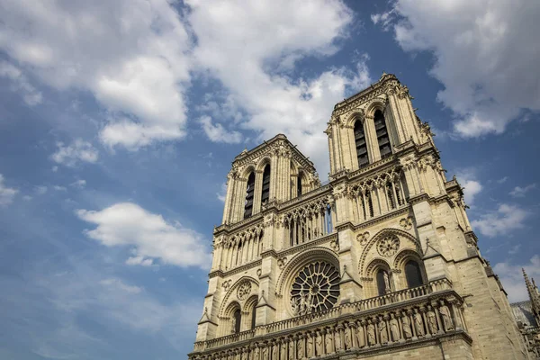 Paris, Fransa 'daki Notre Dame Katedrali' nin Gotik cephesi Çatı yangınından önce
