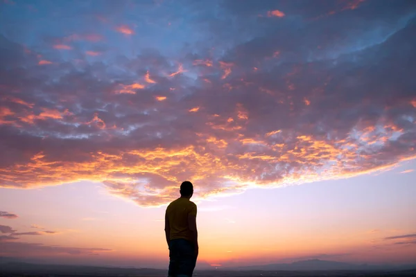 Силуэт Молодого Человека Закате Красочными Облаками Летом — стоковое фото