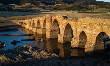 İspanya 'nın Badajoz eyaletindeki Cjara rezervuarındaki Guadiana nehri üzerindeki La Mesta köprüsü.