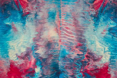 Arkaplan ve grafik tasarım için mükemmel eksensel simetri kullanılarak organik ve tuhaf şekillerle karıştırılmış akrilik boya ile yaratılmış doku