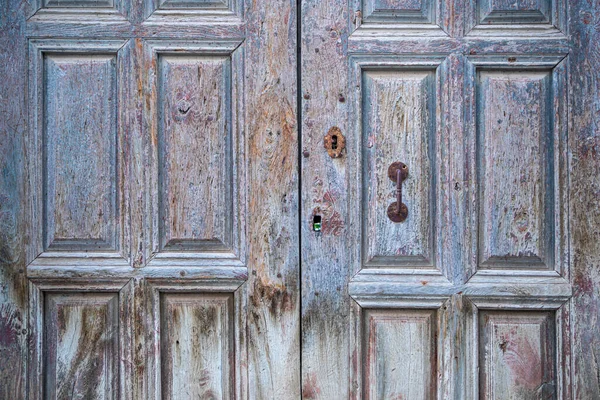 Παλιά Δίφυλλη Πόρτα Μεταλλική Διακόσμηση Φυσικό Ξύλο Μπλε Γκρι Χρώμα — Φωτογραφία Αρχείου