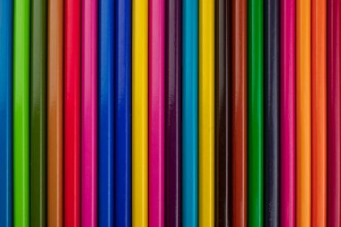 Okul renkli kalemler farklı parlak renklerde dikey olarak sıralanmış.