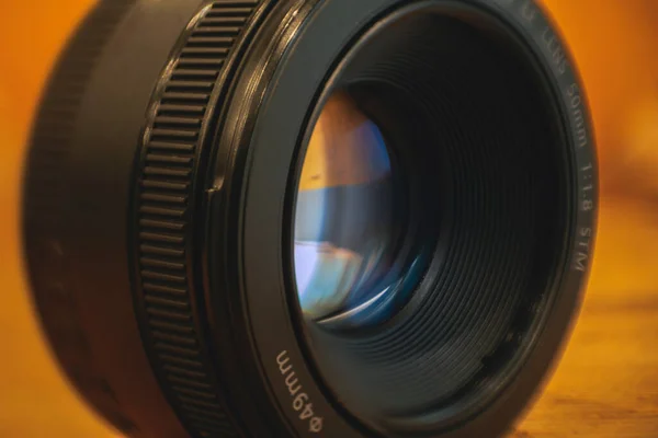 Tiro Detalhe Uma Lente Fotográfica Com Câmera Reflexa Sobre Fundo — Fotografia de Stock