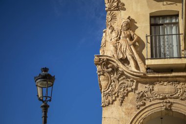 18. yüzyıldan kalma Casa del Corregidor 'un ayrıntıları, yoğun mavi gökyüzü ve Lorca, Murcia, İspanya' da bir sokak lambasıyla birlikte.