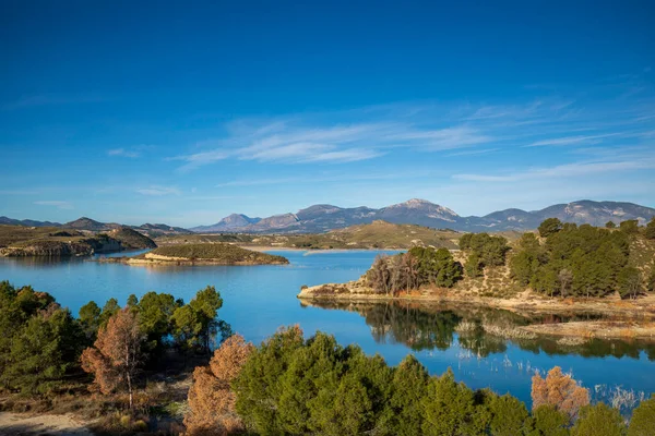 İspanya 'nın Murcia bölgesindeki Lorca' da Puentes rezervuarının güneşli bir bahar gününde panoramik manzara.