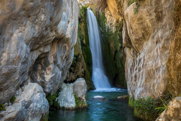 Fuentes del Algar 'ın Callosa d' En Sarria, Alicante, İspanya 'daki ana şelalesinin manzarası.