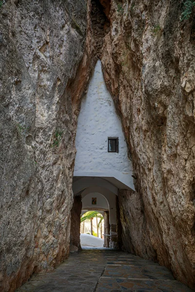 西班牙阿利坎特Guadalest城堡的岩石上雕刻的中世纪原始入口的垂直照片 — 图库照片