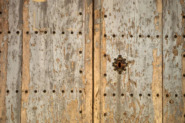 Старая Изношенная Деревянная Дверь Декоративными Металлическими Элементами — стоковое фото