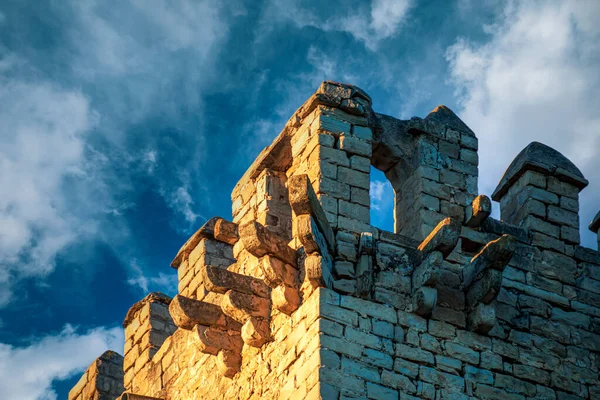 西班牙穆尔西亚莫拉塔拉城堡塔楼的细节 有城垛 有石块 有黄昏的光 有天空的云 — 图库照片