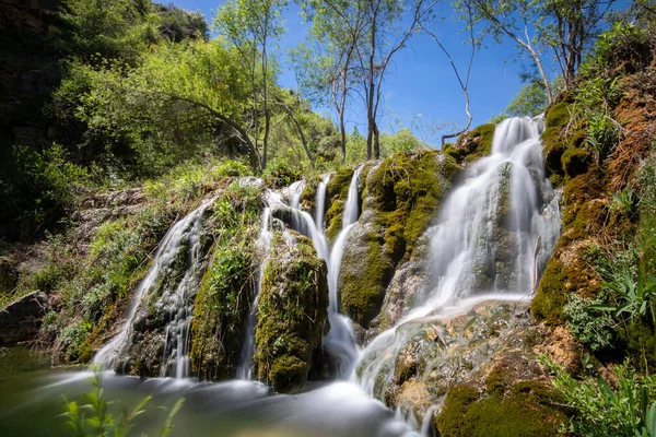 Santiago de la Espada 'daki Zumeta nehrinin güzel şelalesi, Sierra de Cazorla doğal parkı, Jaen, İspanya