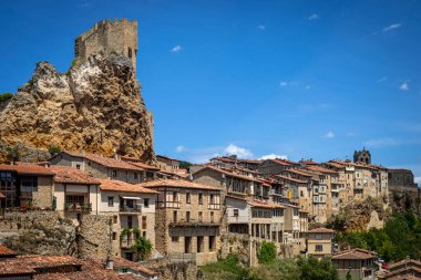 İspanya 'nın Burgos kentindeki ortaçağ köyünün panoramik manzarası.