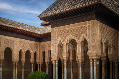Alhambra 'daki Patio de Los Leones' un ayrıntıları, Granada, İspanya, alçı kaplama ve sütunlarla