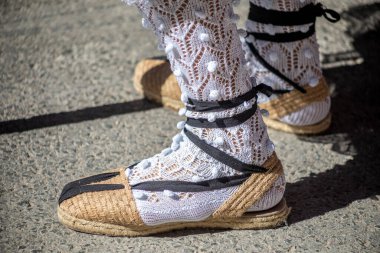 Ayrıntılı ve sanatsal çorapların ayrıntıları ve Kutsal Hafta törenlerinde kullanılan Murcia, İspanya 'dan tipik Huerta ayakkabıları.
