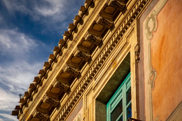 ムルシア州のエピソードの宮殿のコーニスの詳細 ネオクラシック様式のスペインと青い空と雲と非常にカラフルな — ストック写真