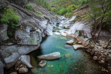 Cceres, İspanya 'daki Garganta de Los Infiernos' da Los Pilones 'un manzarası.