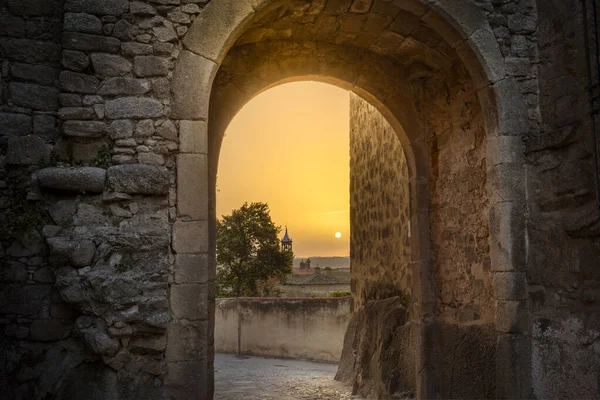 日曜日の夜明けは スペインのセレス島のサンティアゴ トルヒーリョを通って 中世の城壁石門 — ストック写真