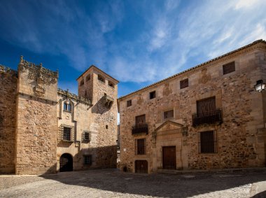 Plaza de los Golfines 'in tarihi merkezinde birkaç ortaçağ taş sarayı ile İspanya' nın Cceres kentinde bir Unesco Dünya Mirası Alanı ilan edildi.