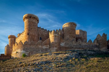 İspanya 'nın Cuenca kentindeki etkileyici ortaçağ kalesi ve Belmonte şatosunun manzarası.